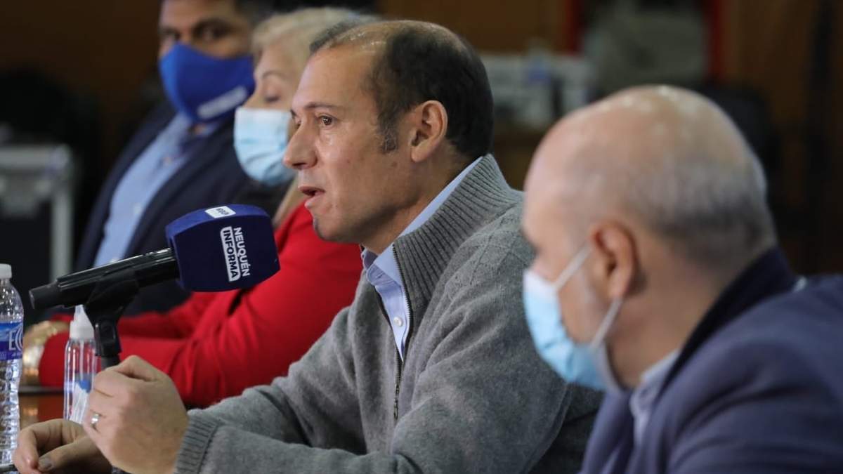 Omar Gutiérrez en rueda de prensa. Fuente: (Twitter)