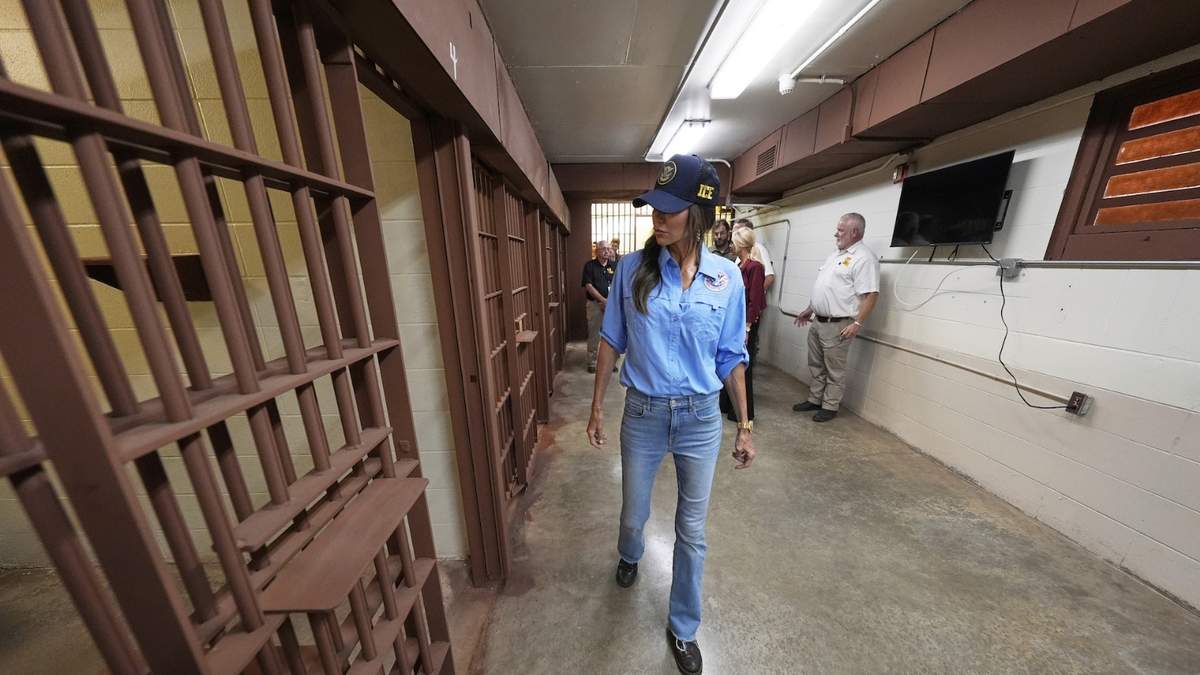 Kristi Noem recorre la penitenciaría estatal en Angola, Luisiana,