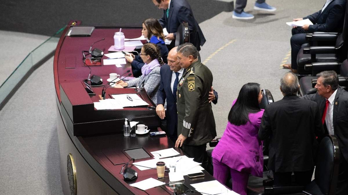 Marco Antonio Pérez Garibay y el general Luis Cresencio Sandoval