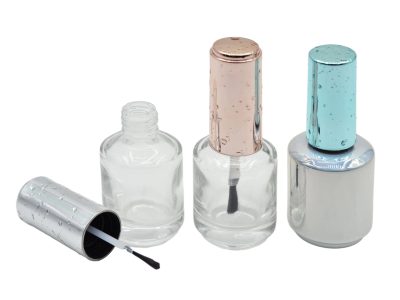 Con esos envases de esmaltes vacíos que siempre tiras, armá este precioso jarrón para colocar en la mesa