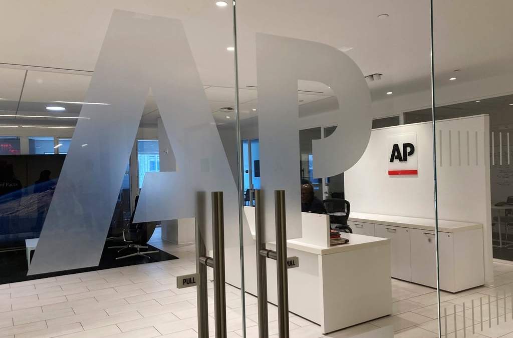 El logotipo de The Associated Press se muestra en la entrada de la oficina de la agencia de noticias en Nueva York