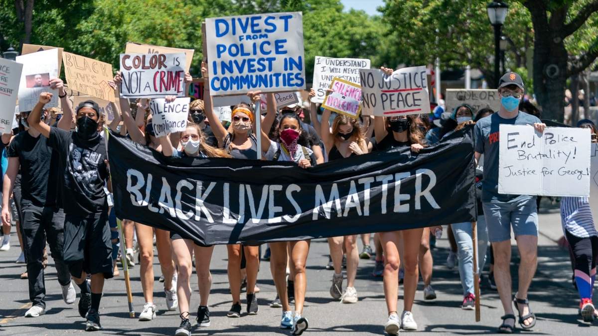 Protesta de "Black Lives Matter" protagonizada por jóvenes. Fuente: (Twitter)