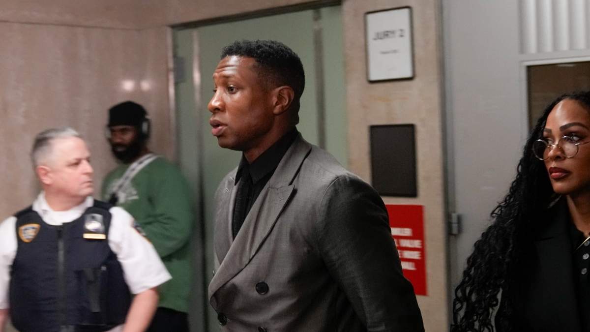 Jonathan Majors en la lectura del veredicto