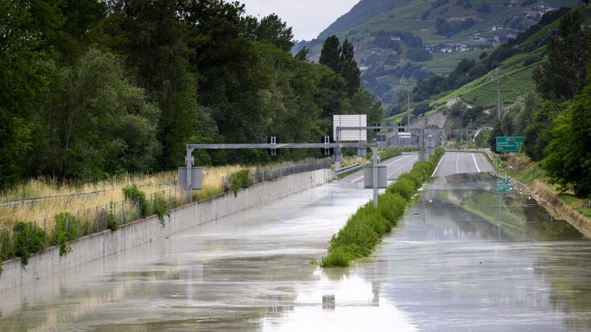 El río Ródano se desborda sobre la autopista A9 tras tormentas que provocaron grandes inundaciones, en Sierre, Suiza, el domingo 30 de junio de 2024