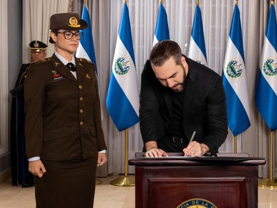 Uniforme limpio, disciplina y pelo corto, lo que pide la ministra de Educación de Bukele