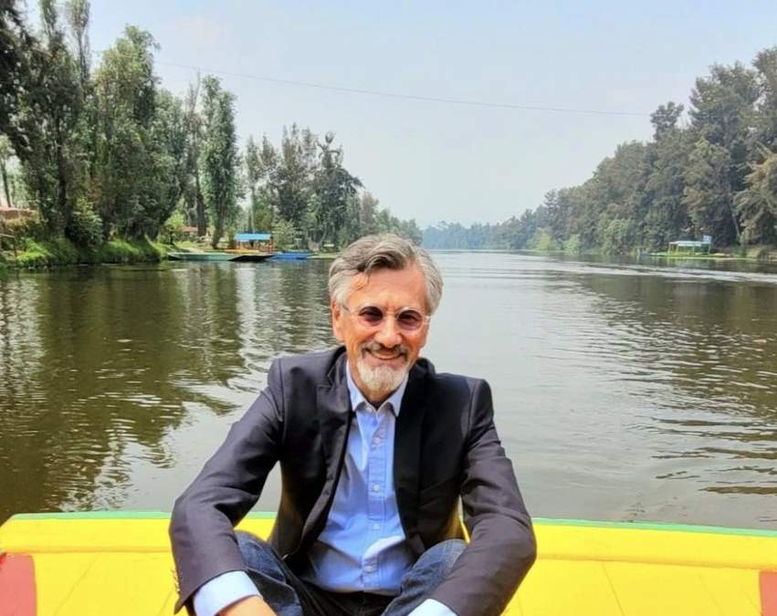 El embajador francés en México, Jean-Pierre Asvazadourian, durante un recorrido en trajinera