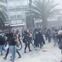 CDMX: Mujeres encapuchadas chocan con policías en marcha por despenalización del aborto