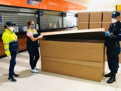 ¡Doloroso! En Ecuador colocan los cuerpos de las víctimas del coronavirus en ataúdes de cartón