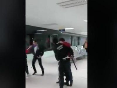 Agreden a vigilante de hospital en Tlaxcala; PGJ indaga (Videos)