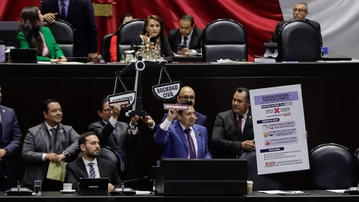 Diputados opositores durante el debate sobre la política social del gobierno