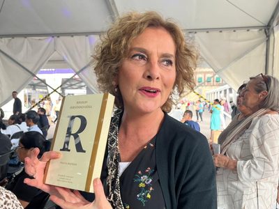 “Desnorteada”: Beatriz Gutiérrez Müller comete lapsus sobre Palacio Nacional en la FIL del Zócalo
