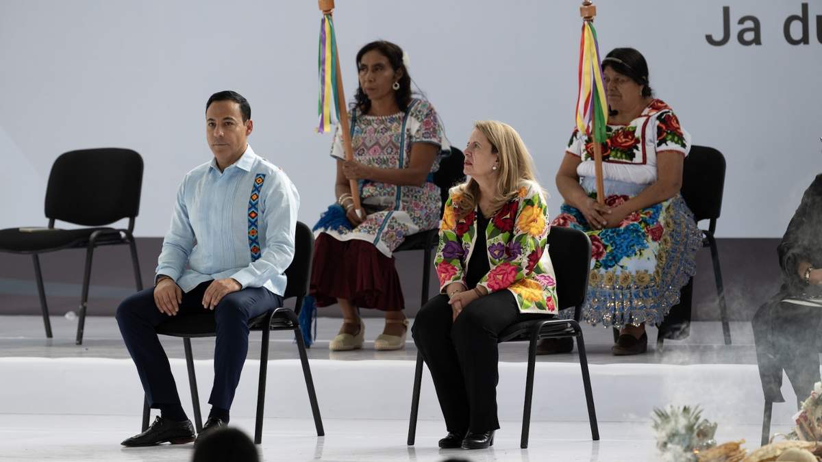 Loretta Ortíz Ahlf en la ceremonia en la que los ministros recibieron bastones de mando tradicionales el 1 de septiembre