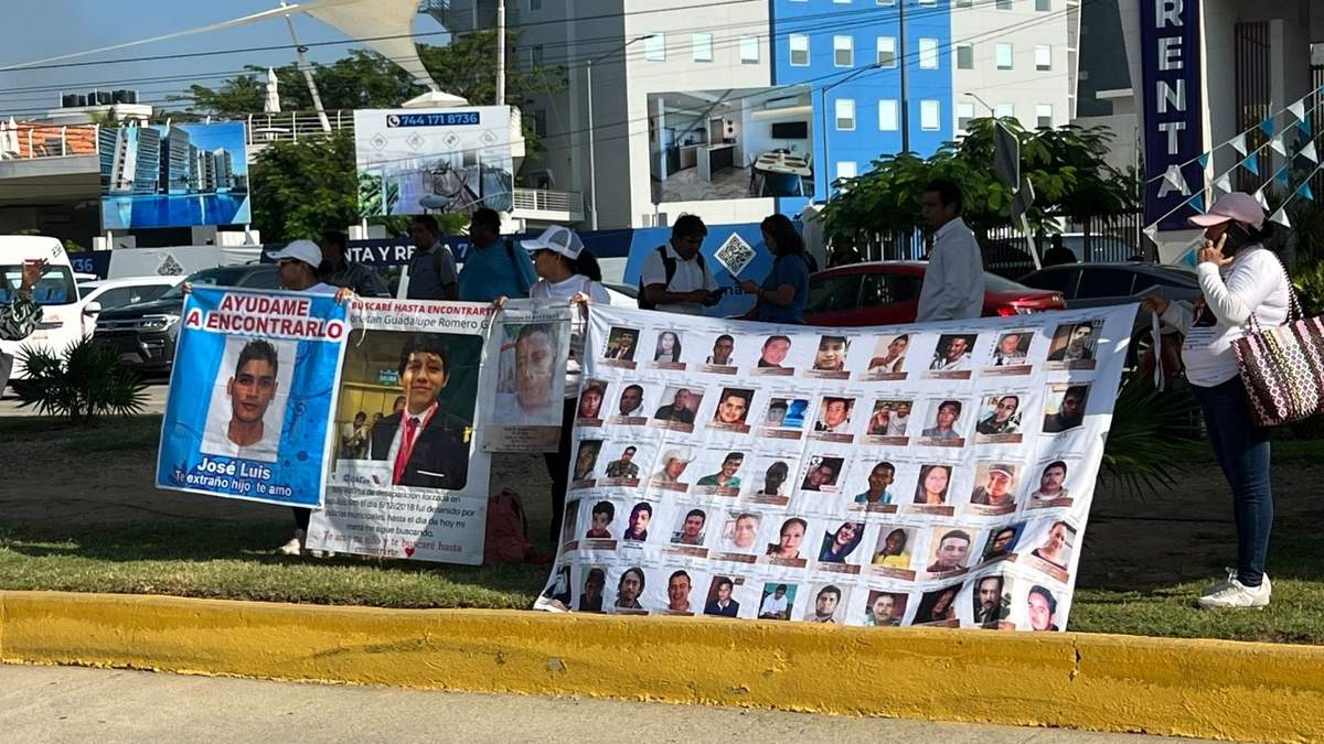 Integrantes del colectivo Memoria, Verdad y Justicia se manifestaron afuera del hotel Mundo Imperial de Acapulco