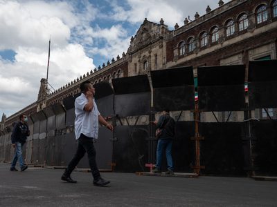 Ante marcha de Ayotzinapa, Sheinbaum dice que no caerán en provocaciones y justifica uso de vallas