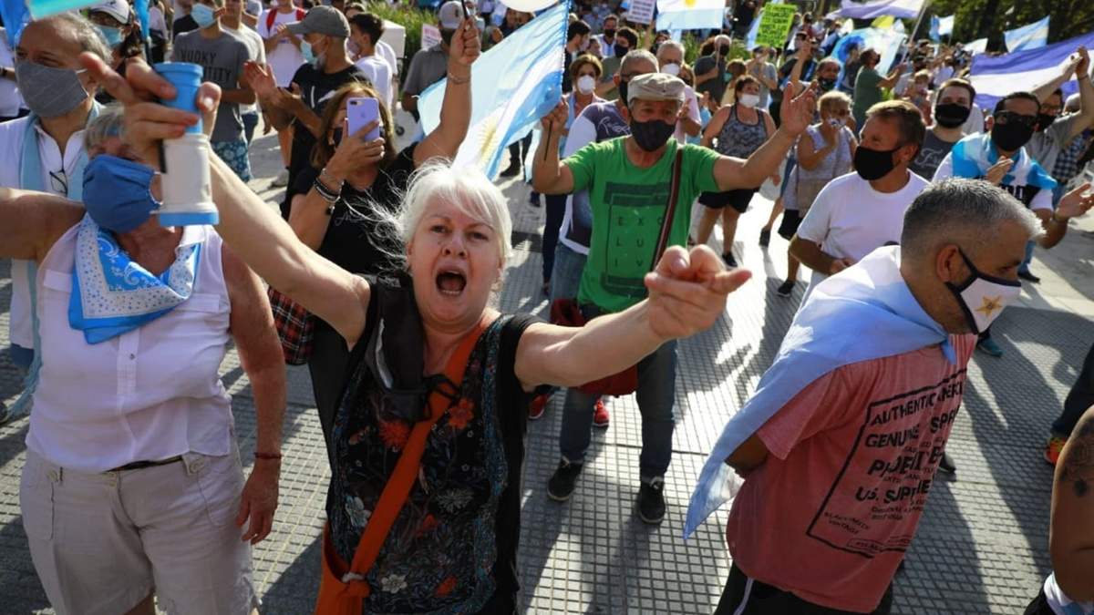 Manifestantes en Plaza de Mayo. Fuente: (Twitter)