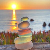 La multicolor playa de vidrio que atrae al turismo en California