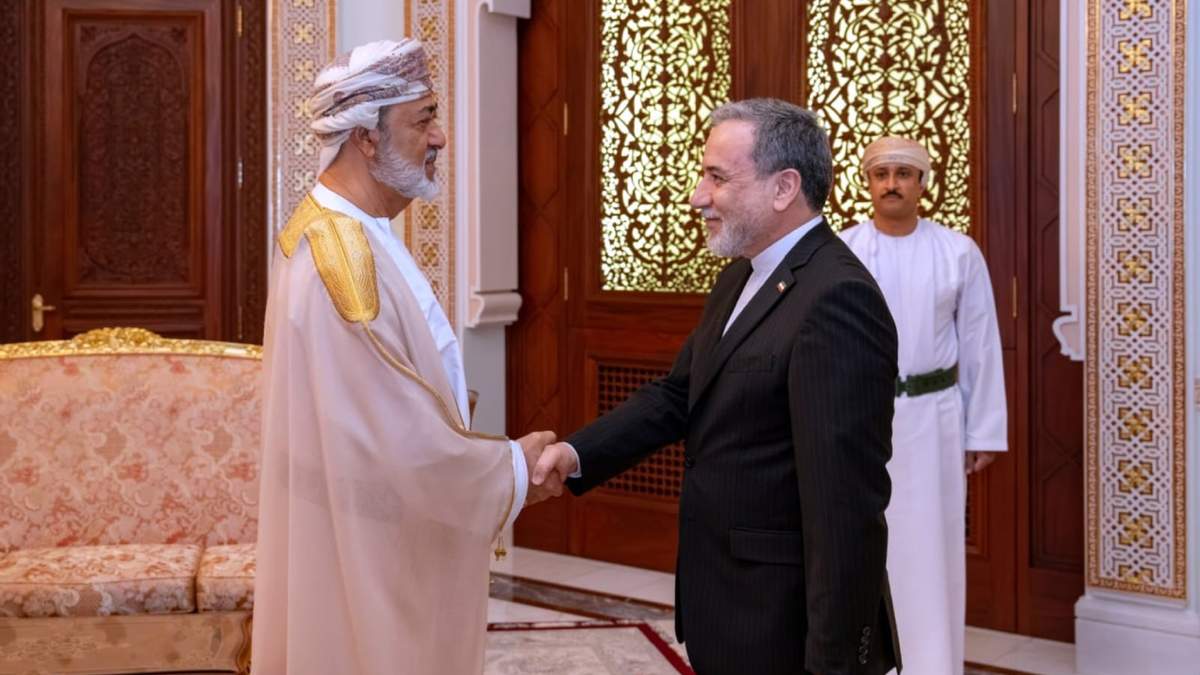 En esta fotografía difundida por el Ministerio de Relaciones Exteriores de Irán, el canciller iraní Abbas Araghchi, derecha, estrecha la mano del sultán de Omán, Haitham bin Tariq, durante su reunión en Mascate, Omán, el domingo 26 de abril de 2026