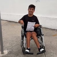Multan a un joven con parálisis por usar cajón para discapacitados en Cancún (Video)