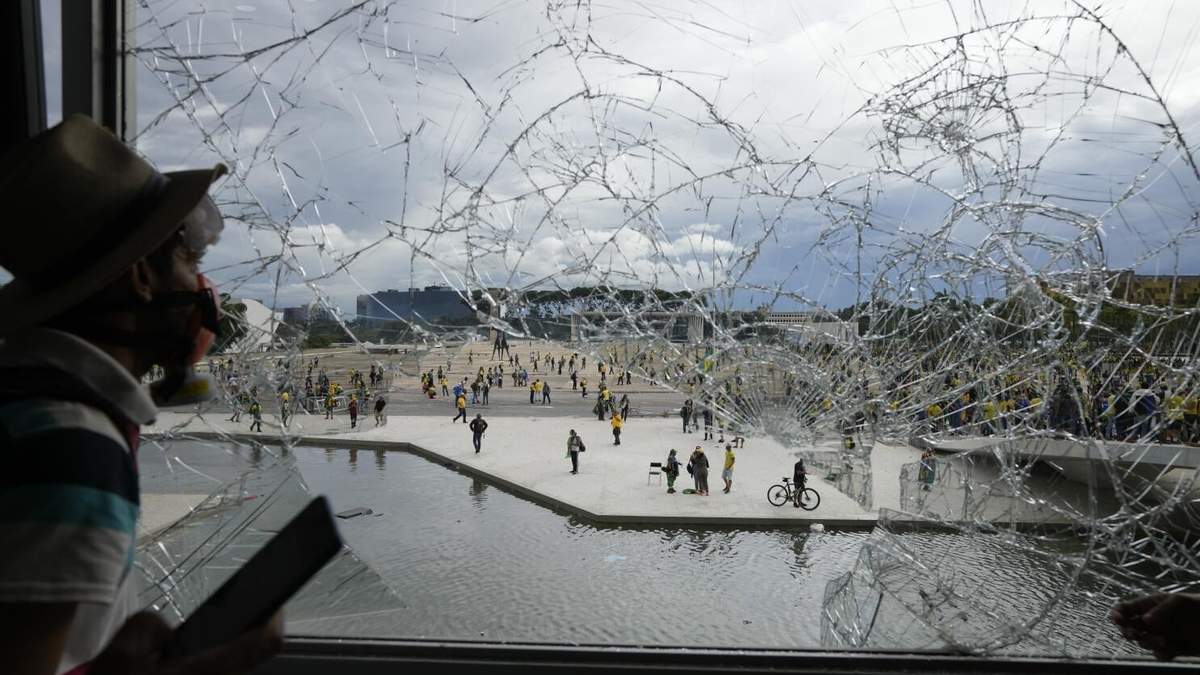 Una escena, vista desde el Palacio de Planalto, de los disturbios el 8 de enero de 2023 en Brasilia