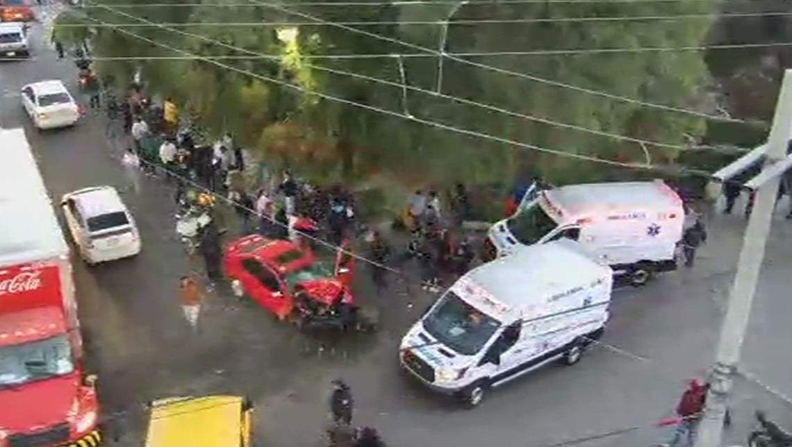 Choque de microbús contra autos y caída a un barranco en Naucalpan