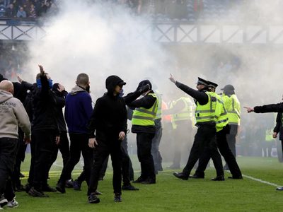 Aficionados del Rangers y Celtic invaden el campo y se enfrentan tras el juego de la Copa de Escocia