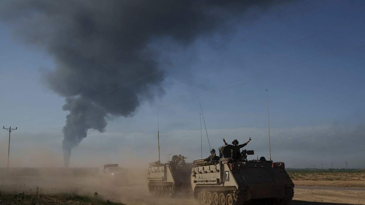 Vehículos blindados israelíes avanzan en la frontera entre Israel y Gaza