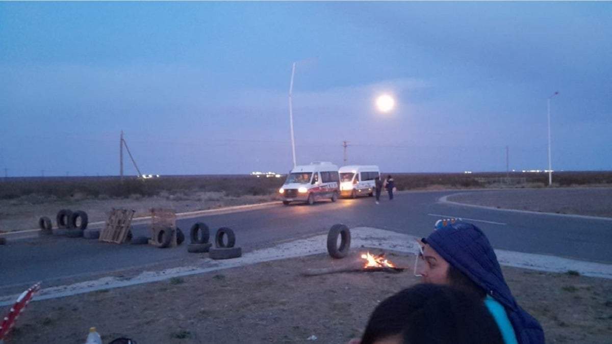 El corte en la ruta 51 impide el tránsito vinculado con la actividad en Vaca Muerta. Fuente: (Facebook)