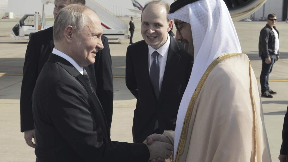El ministro emiratí de Exteriores, Abdullah bin Zayed Al Nahyan, a la derecha, saluda al presidente de Rusia, Vladímir Putin, a su llegada al aeropuerto internacional de Abu Dabi, Emiratos Árabes Unidos