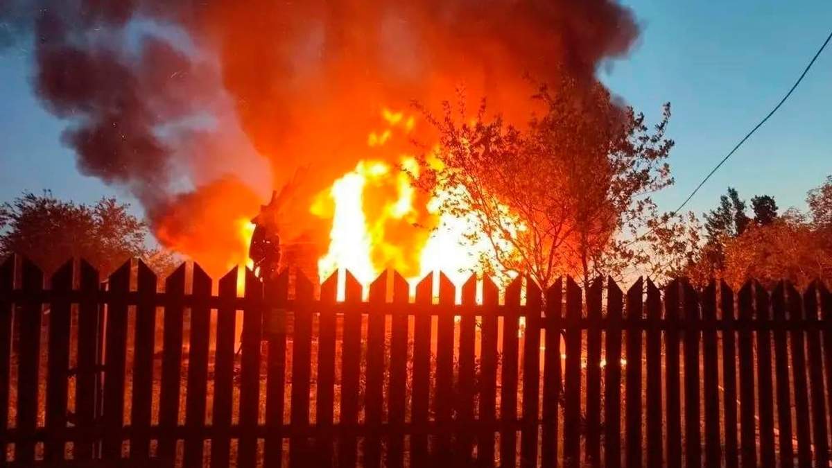Una casa incendiada tras un ataque ucraniano en Khimki, en las afueras de Moscú, el 17 de mayo del 2026