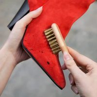 El frío llegó para quedarse, mirá cómo limpiar las botas de gamuza en el primer intento sin arruirnarlas