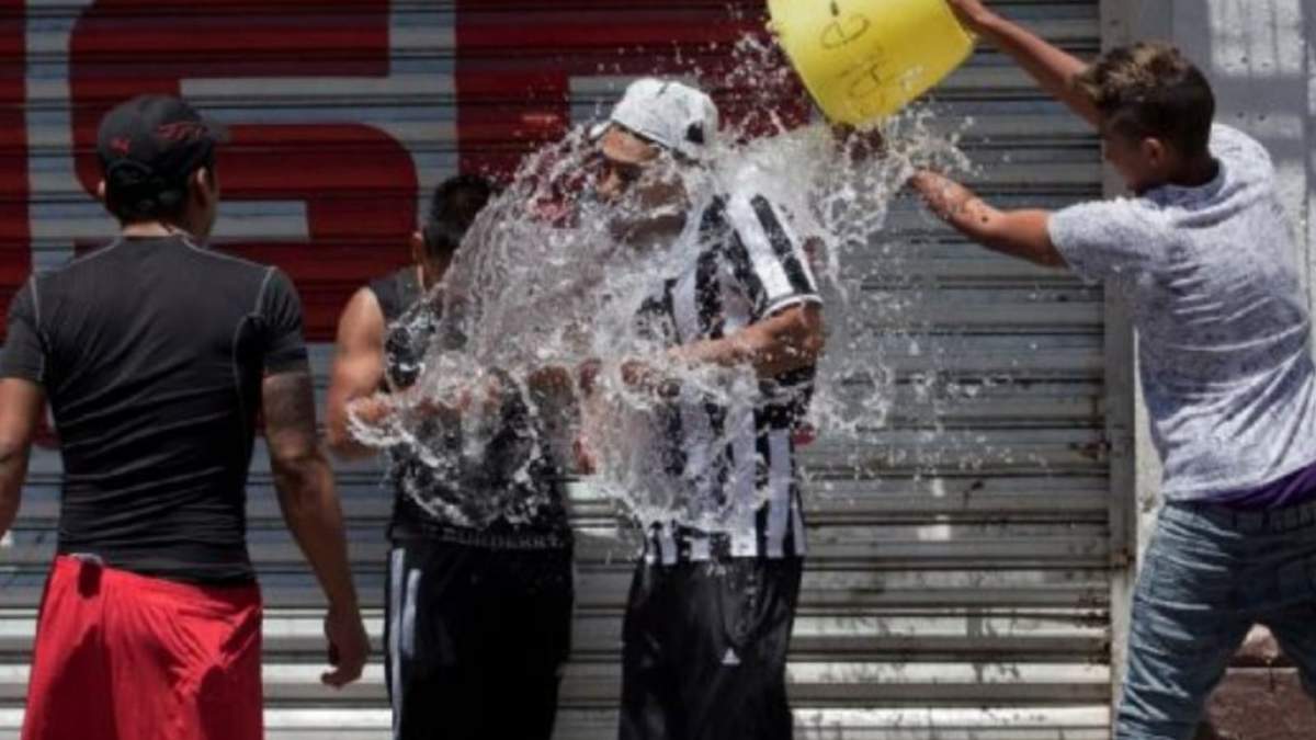 Sábado de Gloria ya no es sinónimo de juego con agua. En CDMX y Edomex se aplican multas de hasta 33 mil pesos por desperdicio. Consulta las sanciones aquí.