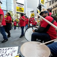 En pleno arranque del verano trabajadores de hoteles en California se declaran en huelga