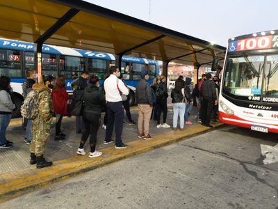 Advierten sobre un paro de colectivos por la falta de pagos