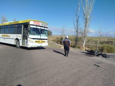 Un motociclista murió al chocar con un colectivo en Junín