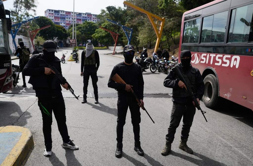 Civiles armados progubernamentales bloquean calles en Caracas, Venezuela, el sábado 3 de enero de 2026, después de que el presidente estadunidense Donald Trump anunciara la captura y el traslado del presidente Nicolás Maduro