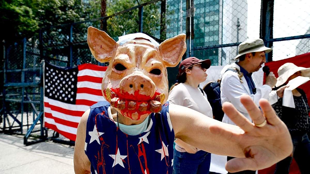 La protesta afuera de la embajada