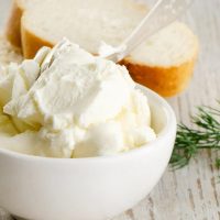 Queso crema light con 2 ingredientes: no gastés una fortuna y hacé en casa la versión más económica