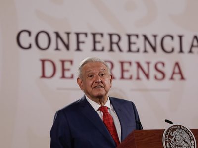 AMLO renuncia a su militancia en Morena