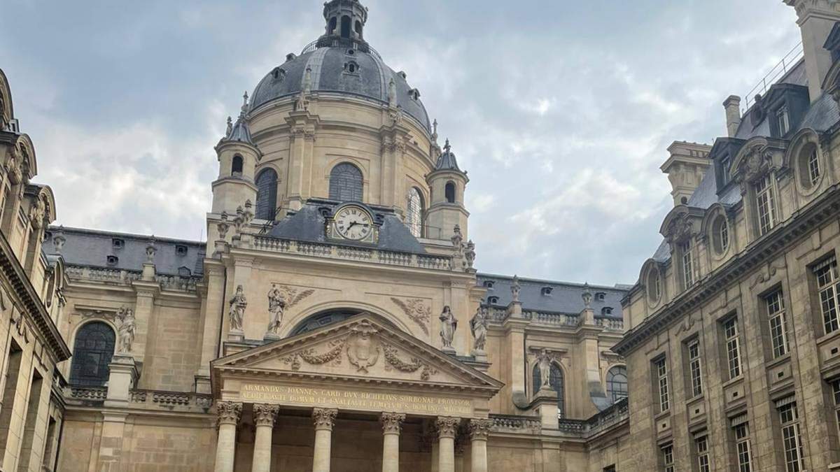 Fachada de La Sorbona de París