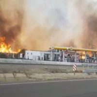 Temor en Córdoba: un incendio rodeó una estación de servicio