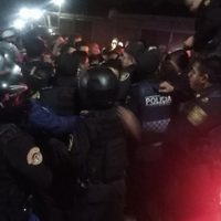 Policías riñen con pobladores de Xochimilco para evitar linchamiento de presunto violador; hay 16 heridos