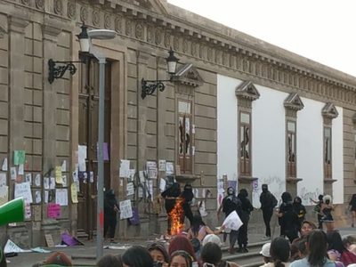 Marcha contra feminicidios en Irapuato termina con 30 detenciones (Video)