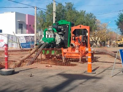 Mientras nadie se hace cargo, los vecinos del bajo de Neuquén padecen los desechos cloacales