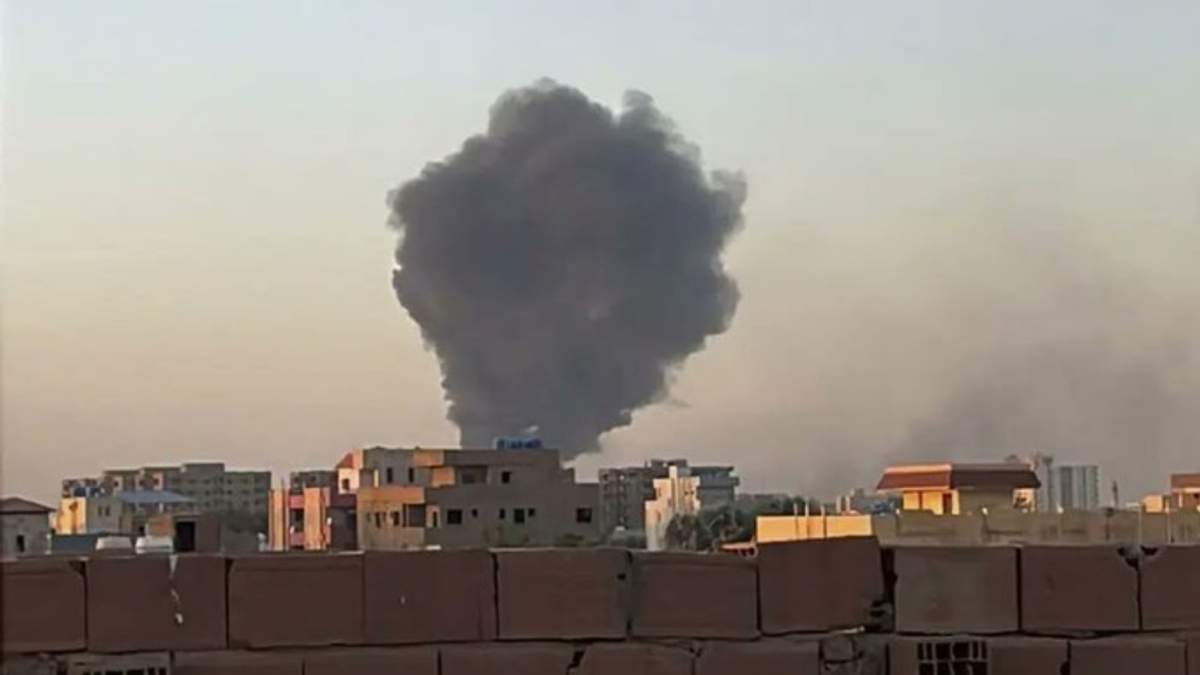Humo se eleva en el cielo de Jartum, Sudán, cerca del Hospital Internacional Doha
