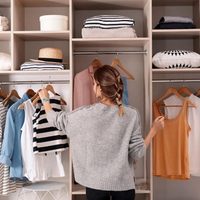 Tips prácticos para acomodar la ropa y ganar espacio en el placard