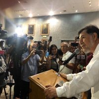 Fernández Noroña visita el Congreso de NL; exige una disculpa a quienes lo declararon 'non grato”