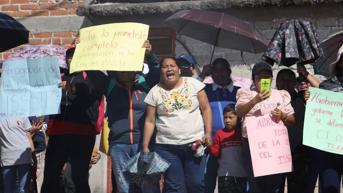 Integrantes de la Sección 22 de la CNTE de la región Mixteca se manifestaron por la vista de la presidenta Claudia Sheinbaum Pardo a Oaxaca