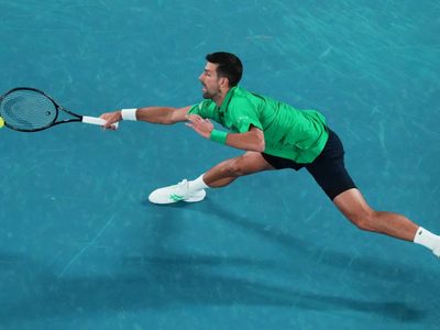 Djokovic iguala dos récords históricos y gana su partido número 100 en el Abierto de Australia