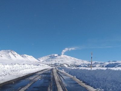 Rescataron un micro con 13 turistas varados en la nieve en Caviahue