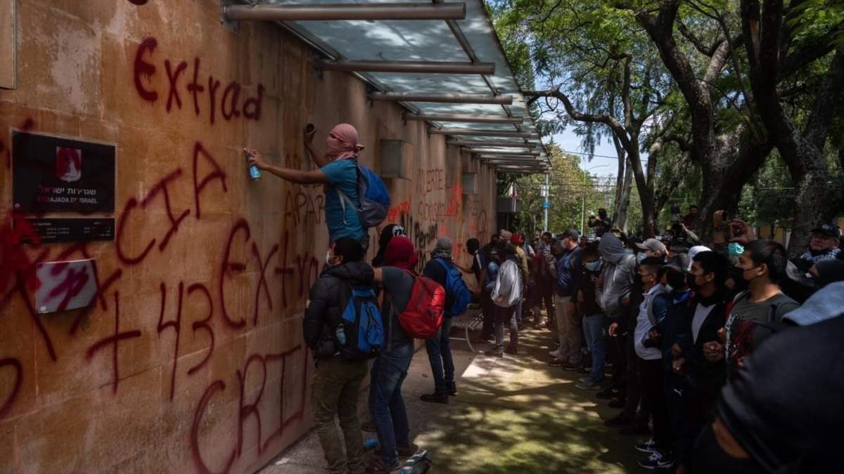 Normalistas de Ayotzinapa realizaron pintas en la Embajada de Israel en México